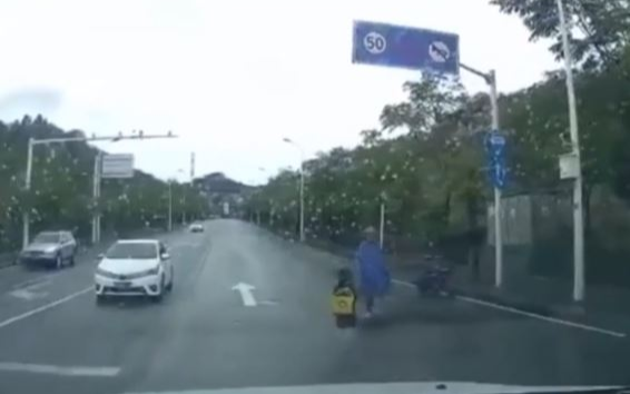 Bé gái vô tình ngã khỏi xe máy, hành động sau đó của bố đứa trẻ gây phẫn nộ