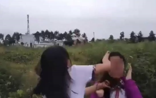 Mâu thuẫn trong lời nói, 2 nữ sinh hẹn nhau ra bãi đất trống 'xử lý'