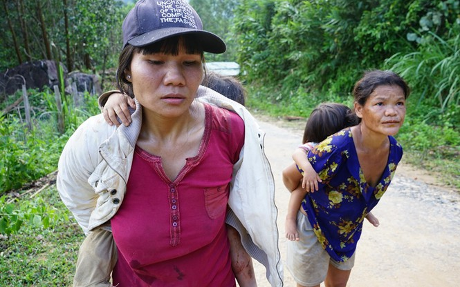 Người mẹ mất 3 đứa con trong vụ sạt lở kinh hoàng: 'Làng mất rồi, con cũng bị vùi trong đó'