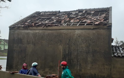 Hà Tĩnh: Lốc xoáy tốc mái 29 ngôi nhà trong mưa bão