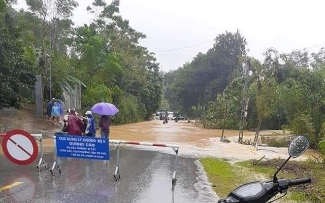 Nghệ An: 2 người bị lũ cuốn trôi mất tích, nhiều nhà cửa ngập sâu