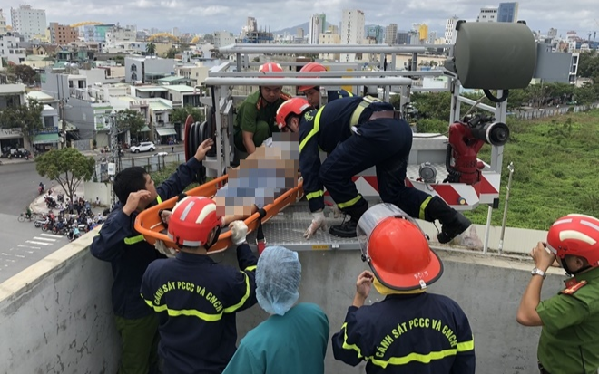 Thi công chống thấm mái nhà sau bão, nam công nhân bị điện giật tử vong