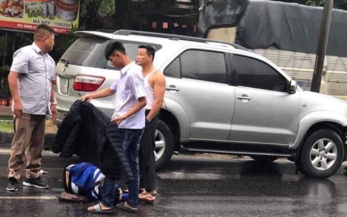 Hành động đẹp của nam sinh với nạn nhân bị tai nạn giao thông khiến nhiều người cảm động