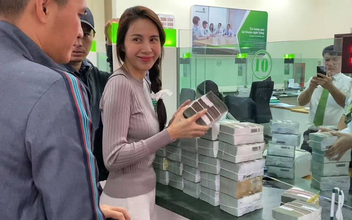 Thuỷ Tiên chính thức chia sẻ về việc người dân bị thu lại tiền cứu trợ