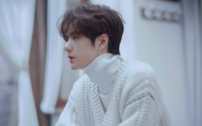 Vương Nhất Bác năng nổ hoạt bát trên sân khấu nhưng kiệt sức dưới hậu đài