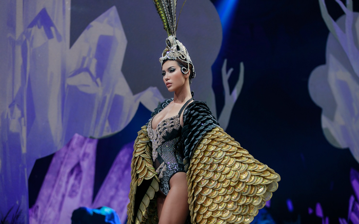 Minh Tú sải bước thần thái, cuốn hút dù khoác lên người bộ cánh nặng 40 kg