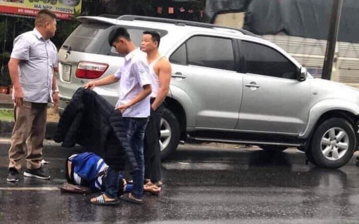 Gia đình nạn nhân bị tai nạn giao thông đến tận nhà cảm ơn nam sinh vì hành động đẹp