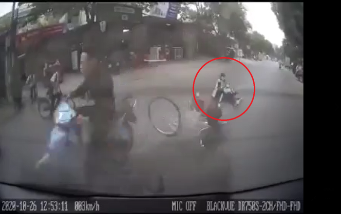 Hai nữ sinh đi xe đạp bị xe máy tông trúng, tư thế 'hạ cánh' của cả hai lại khiến CĐM dở khóc dở cười