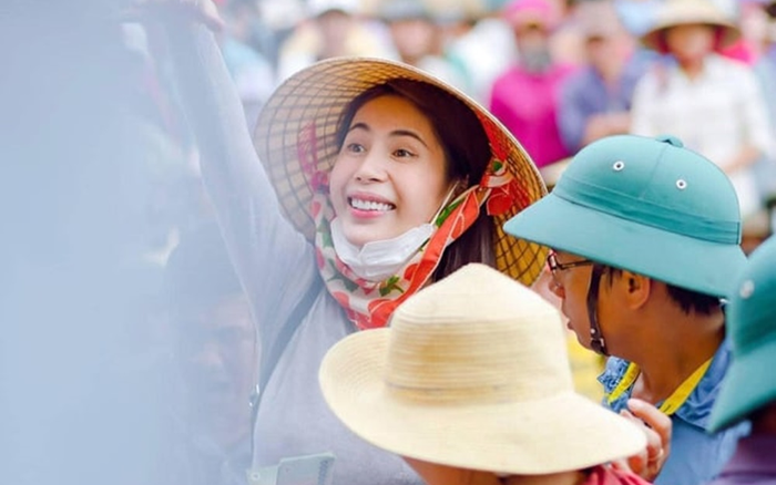 Không son phấn, Thủy Tiên vẫn 'chặt đẹp' mọi ánh nhìn trong chuyến cứu trợ miền Trung