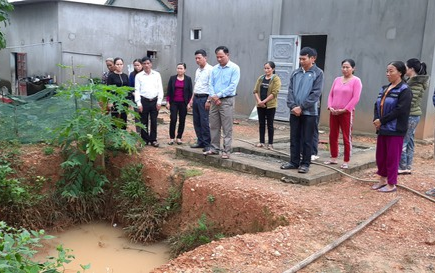 Bé gái đuối nước thương tâm sau khi rơi xuống bể phốt đang xây dở gần nhà