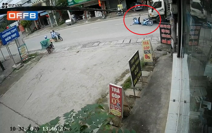 Clip: Sang đường thiếu quan sát, nữ sinh bị xe tải tông trực diện khiến nhiều người 'thót tim'
