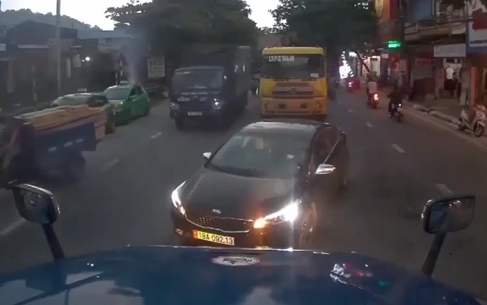 Clip: Hàng loạt ô tô đi sai làn đường, tài xế container cứng rắn nhắc nhở, quyết không chịu nhường đường