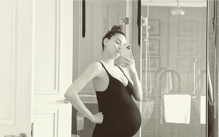 Hà Hồ diện bikini khoe bầu vượt mặt, chia sẻ lý do bụng bự nhưng vóc dáng vẫn 'gầy nhom'