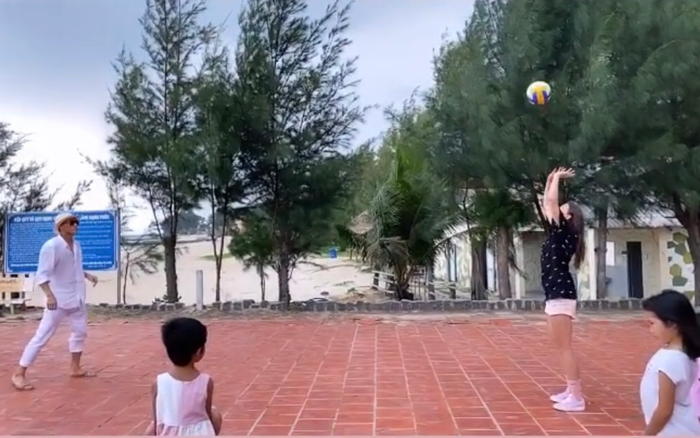 Nàng mẫu Dianka khoe kỹ năng chơi bóng chuyền cùng thủ môn Bùi Tiến Dũng