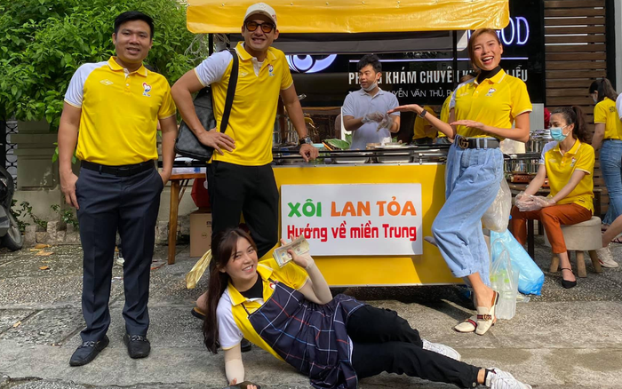 Vợ chồng Thúy Diễm - Lương Thế Thành bán xôi kêu gọi ủng hộ miền Trung: Hành động nhỏ nhưng thiết thực