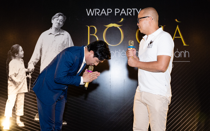 Trấn Thành rưng rưng nước mắt, cúi mình chắp tay cảm ơn Vũ Ngọc Đãng và nhiều diễn viên gạo cội