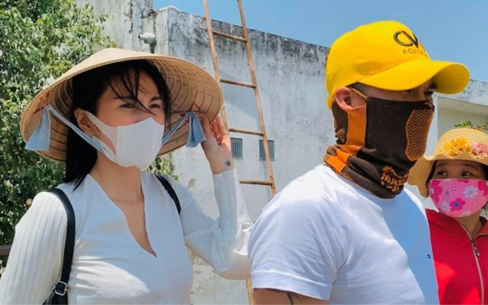 Thủy Tiên chia sẻ hình ảnh nhà trưởng thôn Ngọa Cương, hỏi dân mạng: Tôi sai gì mà phải xin lỗi?