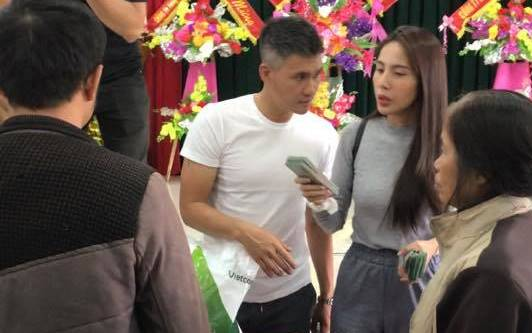 Vợ chồng Thủy Tiên tặng 115 triệu đồng cho chủ trại bị chết hơn 10.000 con gà