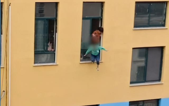 Trẻ mẫu giáo khóc đòi mẹ rồi rơi xuống từ tầng 3, khoảnh khắc cuối cùng gây ám ảnh