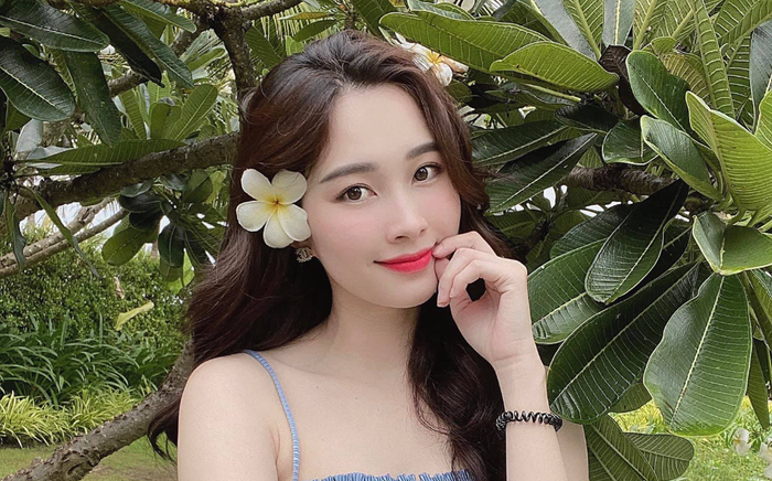 Hoa hậu Đặng Thu Thảo mặc áo hai dây khoe nhan sắc xinh đẹp tựa nàng thơ