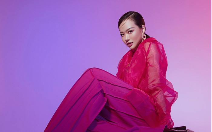 Kiều Ngân đón tuổi mới bằng bộ ảnh gợi cảm, khoe trọn đôi chân 1m11