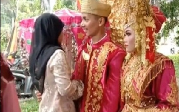 Chú rể ôm người yêu cũ ngay trong đám cưới, biểu cảm của cô dâu mới thực sự gây sốc