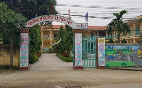 Bé 3 tuổi ở Thanh Hóa bị bỏ quên trong nhà vệ sinh trường học đến 7h tối