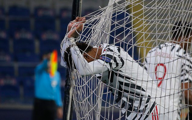 MU phòng ngự 'như trẻ con lên 10', thua sốc ở Champions League