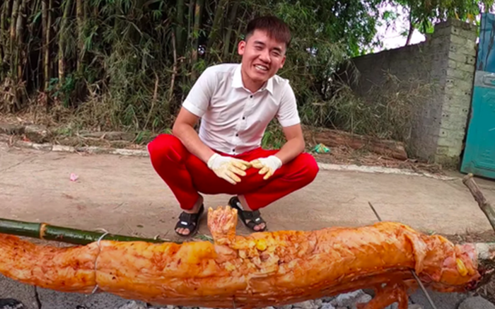 Làm cá sấu nướng siêu cay ăn mừng xe mới mua, Hưng Vlog bị dân mạng 'bắt lỗi' ở chi tiết này
