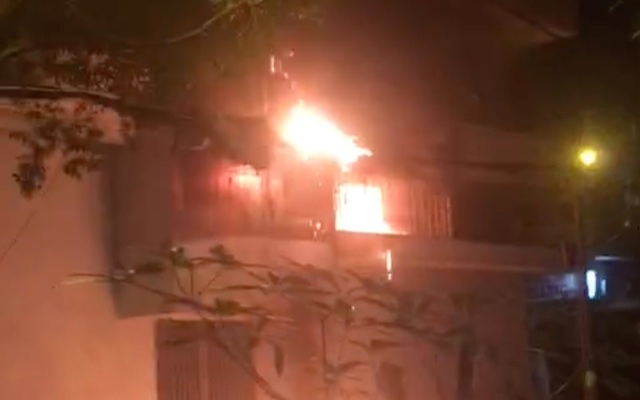 Giải cứu 6 người mắc kẹt trong căn nhà 4 tầng bốc cháy dữ dội