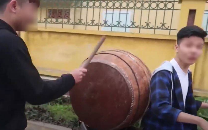 Nhóm thanh niên mang trống đến cổng trường, giả báo hiệu giờ ra về của học sinh gây phẫn nộ