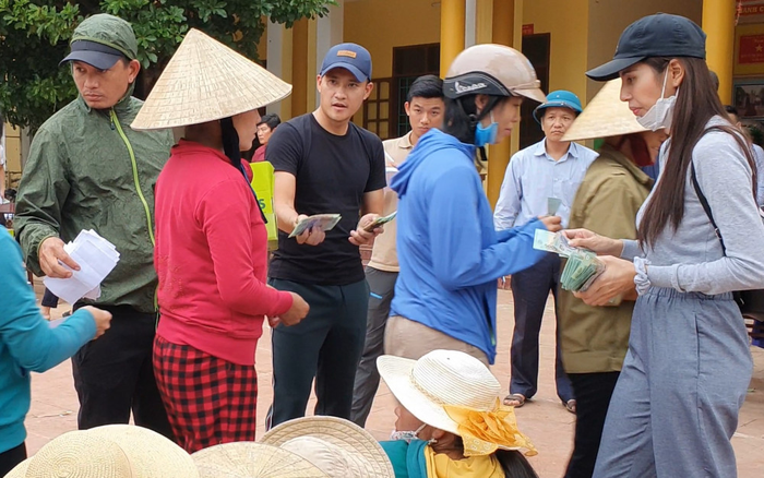 FC Thủy Tiên đòi chặn xe, không cho thần tượng đi làm từ thiện