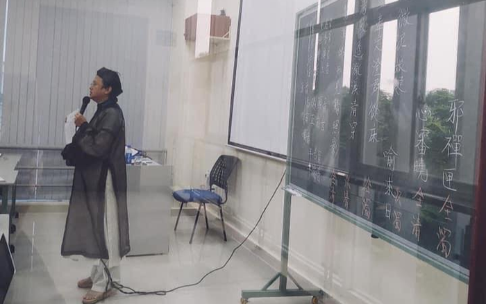 Thầy giáo mặc áo dài, đầu đội khăn đóng đứng lớp nhiều năm nay khiến sinh viên 'yêu làm sao cho hết'
