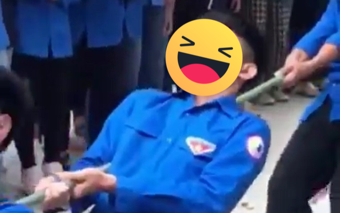 Nam sinh với khuôn mặt 'không cảm xúc' khi tham gia kéo co ở trường khiến cư dân mạng bật cười