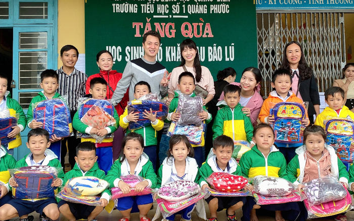 Con trai quyên góp 162 triệu, vợ chồng Đăng Khôi vượt ngàn cây số trao quà cho học sinh vùng lũ