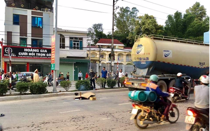 Ô tô đầu kéo cuốn xe máy vào gầm, nam sinh lớp 10 tử vong thương tâm