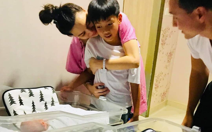 Hành động tinh tế của Hà Hồ khi Subeo gặp gỡ 2 người em sinh đôi gây chú ý