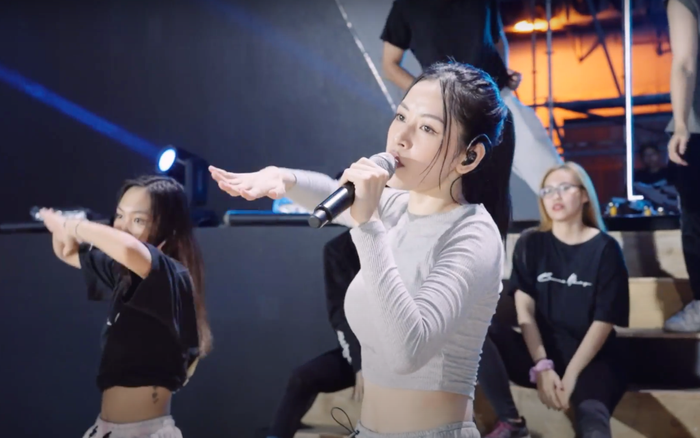 Chi Pu căng thẳng cực độ tập luyện cho sân khấu trên 'không trung'