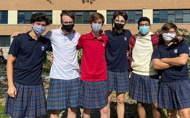 Hơn 100 nam sinh Canada mặc váy đến trường