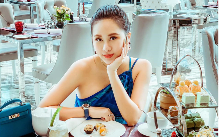 Cuộc sống Hoa Hậu Áo Dài Nguyễn Cao Kim Anh của ông trùm chân dài Vũ Khắc Tiệp sau 1 năm đăng quang