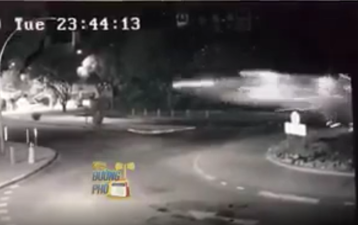 Clip: Kinh ngạc cảnh xe ô tô tóe lửa, bay vút qua ngã tư như phim hành động