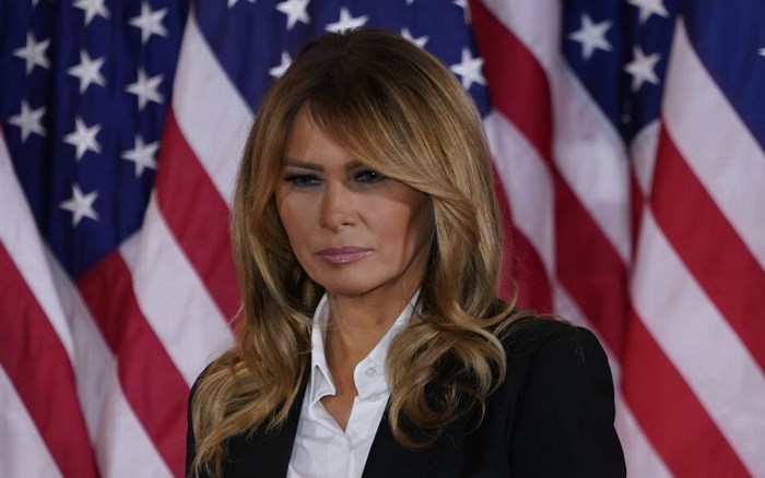 Bà Melania cười gượng gạo khi ông Trump tự tuyên bố chiến thắng giữa lúc kiểm phiếu