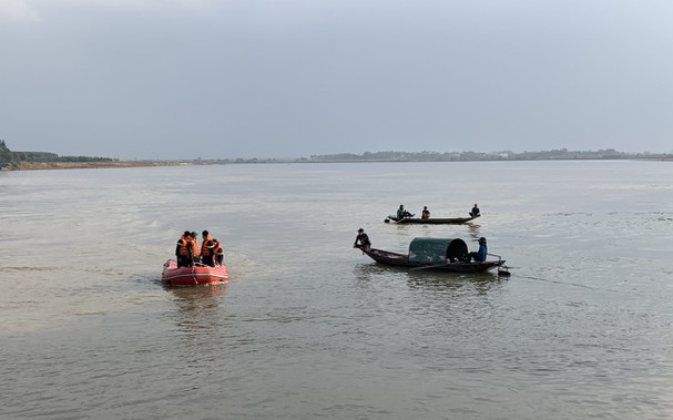 Thấy nhiều vật dụng để lại trên cầu, huy động nhiều cán bộ tìm kiếm thanh niên nghi nhảy cầu tự tử