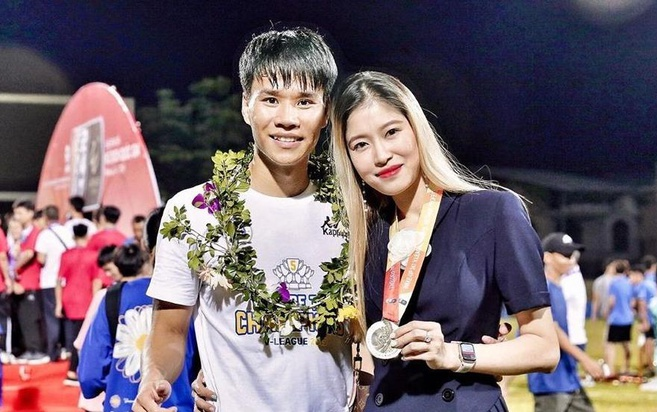 Bạn gái cầu thủ Hà Nội FC du học Anh về nước, cách li 14 ngày