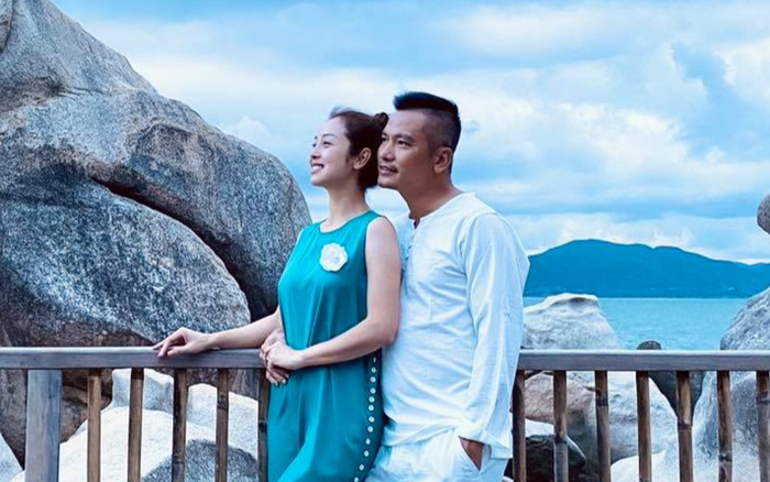 Hoa hậu Jennifer Phạm khoe ảnh tình tứ bên chồng kèm lời đường mật khiến ai cũng lịm tim