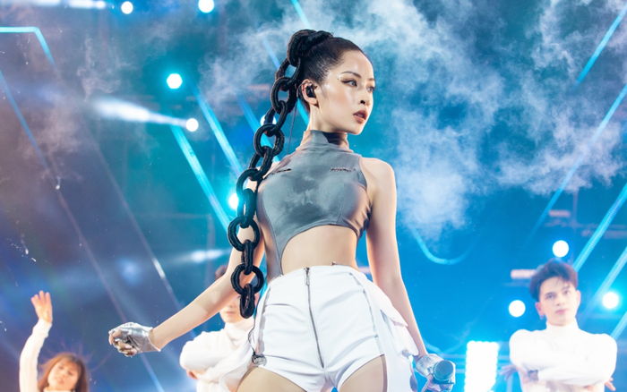 Chi Pu hóa 'cơ trưởng' mang cả tàu bay lên sân khấu, visual 'bùng nổ' khiến fan mê mẩn không thôi