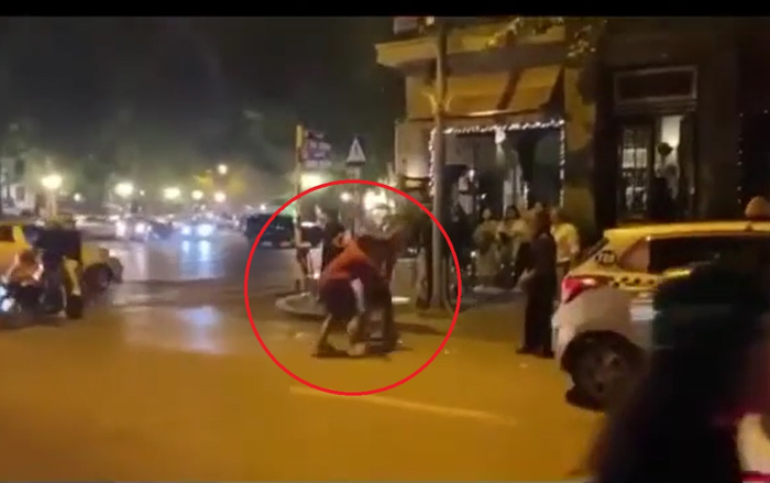 Clip: Người đàn ông điều khiển xe máy tạt đầu taxi rồi có hành động bất ngờ khiến nhiều người ngán ngẩm