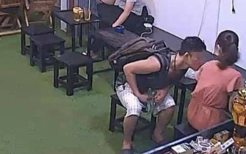 Nam thanh niên bán kẹo sàm sỡ nữ chủ quán, phản ứng 'cực gắt' sau đó khiến anh chàng toát mồ hôi