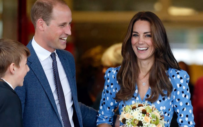 Tủ đồ bạt ngàn váy đầm xanh hi vọng và hòa bình của công nương Kate