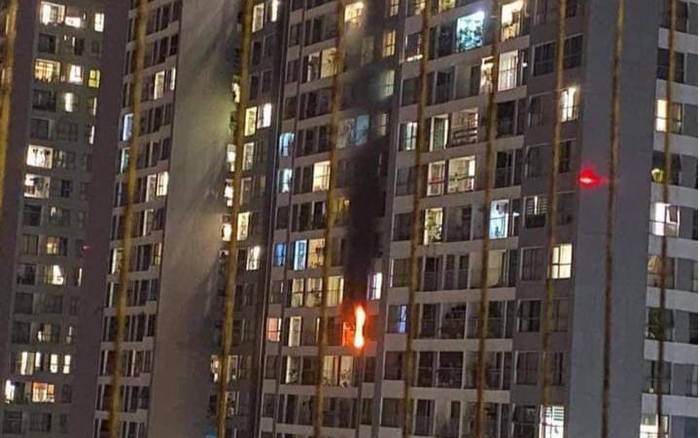 Cháy ban công căn hộ Times City, nhiều cư dân sơ tán xuống đất